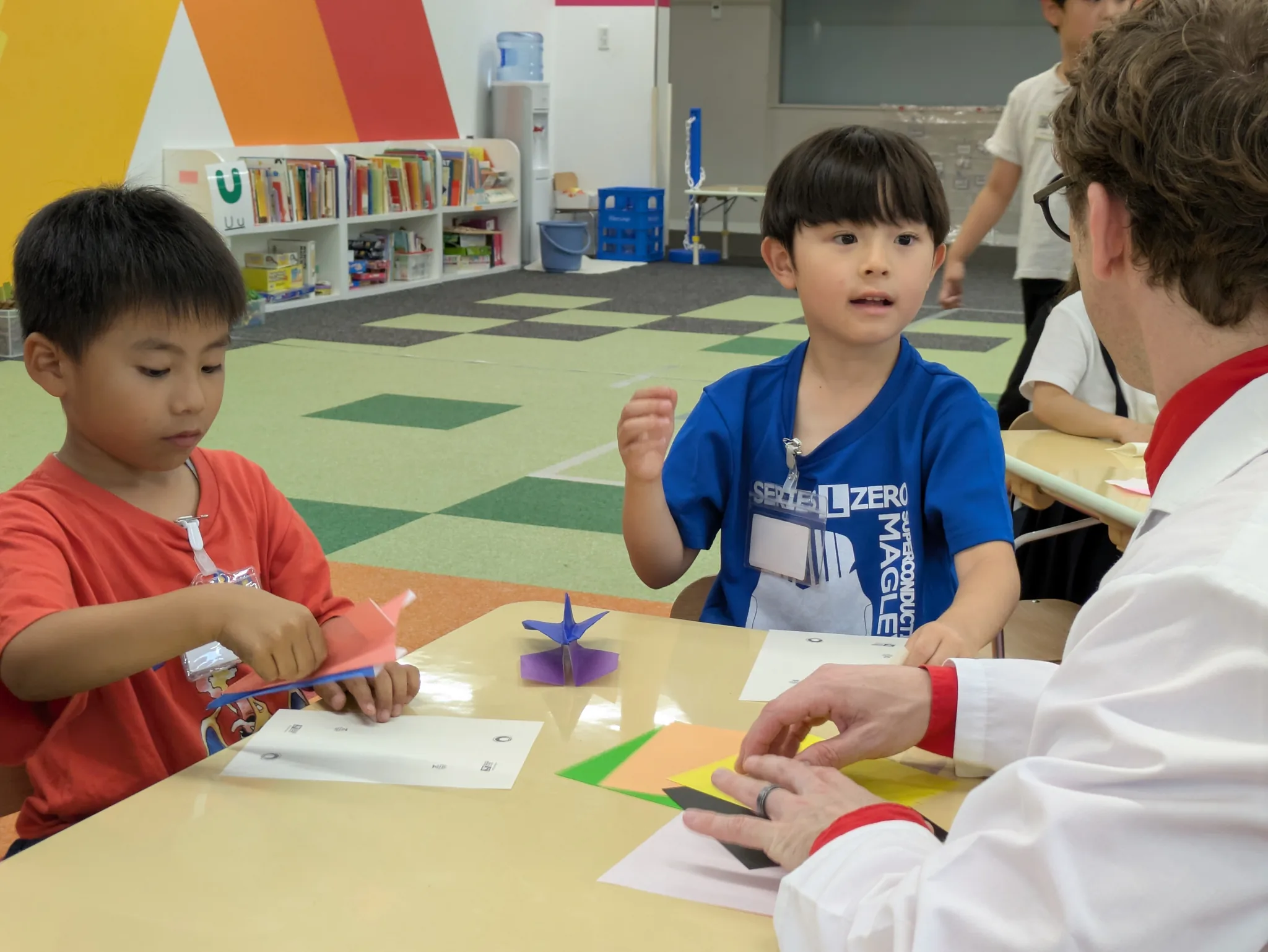 マイクはかせとジェットコースターづくりに挑戦する子どもたち